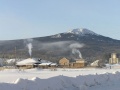 Вид на гору Кумба с посёлка Баяновка 